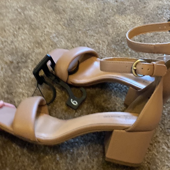 New tan heels - Picture 4 of 6
